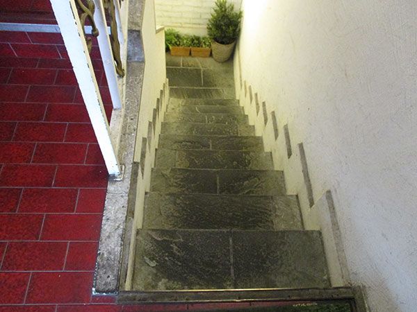 階段床の油汚れ清掃前
